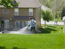Cheyenne lawn fertilizer company applying liquid fertilizer
